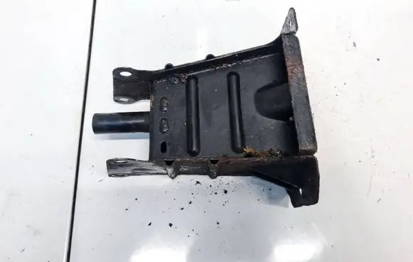Front bumper mounting bracket