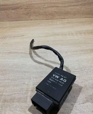 Volkswagen Jetta VI Fuel pump relay 1K0906093F