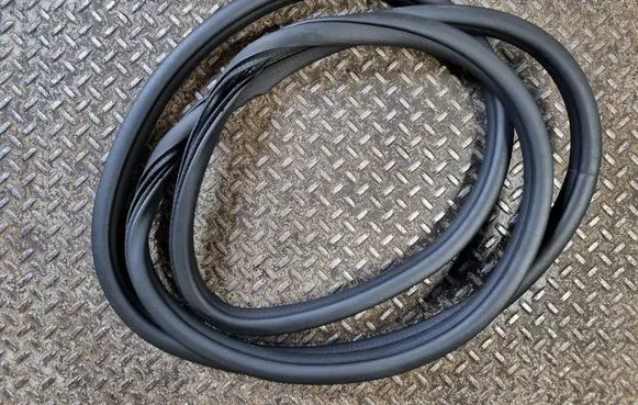 Jeep Grand Cherokee WL Front door rubber seal 68376140AF