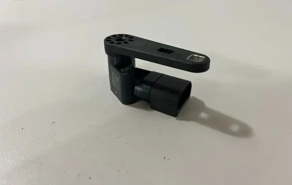 BMW i4 Rear air suspension level height sensor 6895466