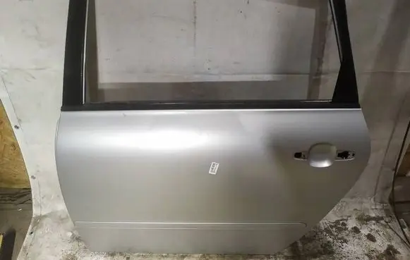 Toyota Avensis Verso Rear door pilkos
