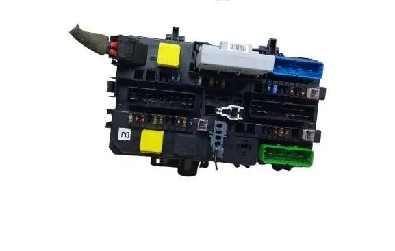 Opel Astra H Fuse module 13180773