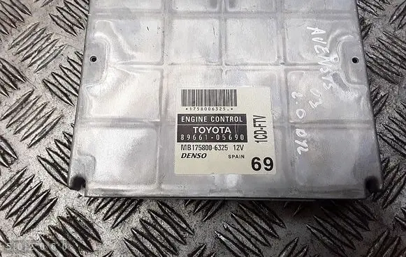 Toyota Avensis T220 Engine control unit/module 8966105690 mb1758006325