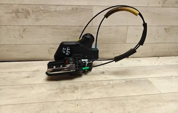 Toyota Avensis T250 Rear door lock 