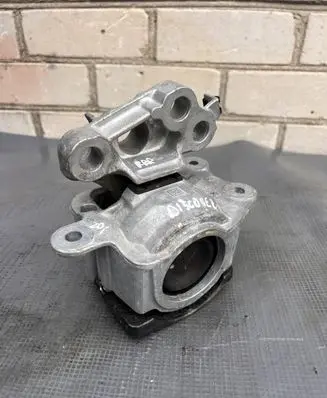 Land Rover Discovery 5 Engine mount bracket K8D27M121AE