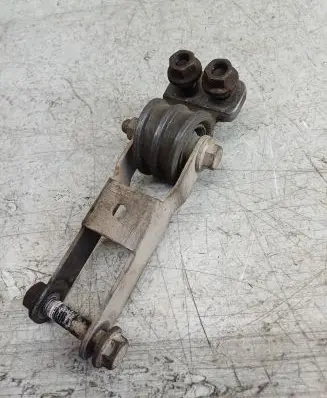 Volvo XC90 Engine mount bracket
