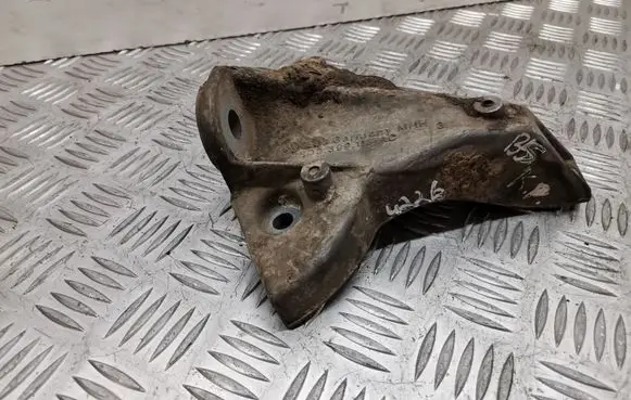 Volkswagen PASSAT B5.5 Engine mounting bracket 8D0399113AC