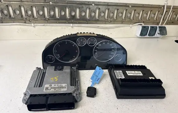 Volkswagen Multivan T5 Engine ECU kit and lock set 070997016L 1039S19949 0281014049