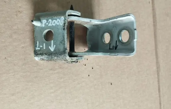 Peugeot 2008 I Front door lower hinge 