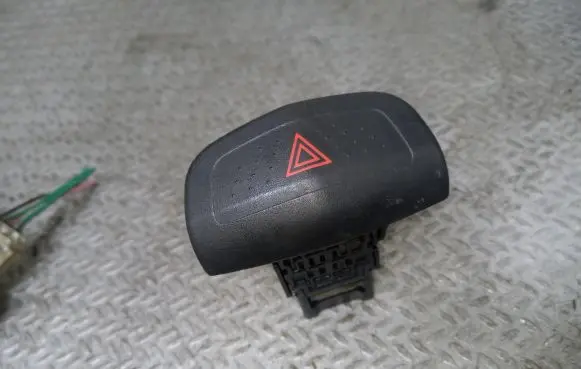 Nissan Primera Hazard light switch 06016