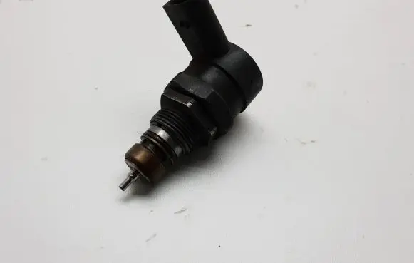 BMW 7 E65 E66 Fuel pressure regulator 0281002481 75840