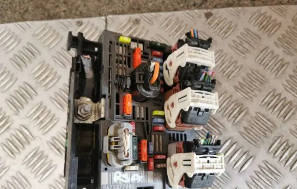 Peugeot 3008 I Fuse box set 9675877980