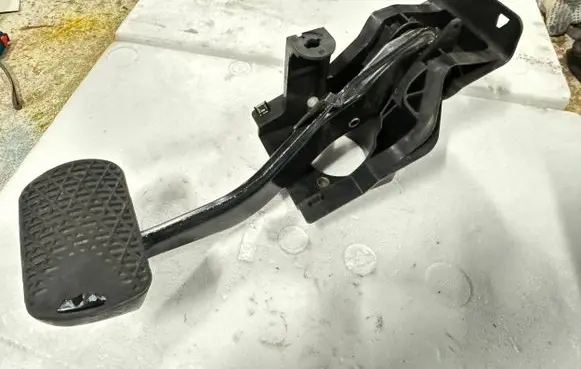 Mercedes-Benz SL R230 Brake pedal A2212900301 2212900301 A2202901119