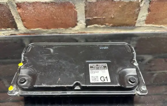 Toyota Avensis T270 Engine control unit/module 8966105G10 MB2762000570