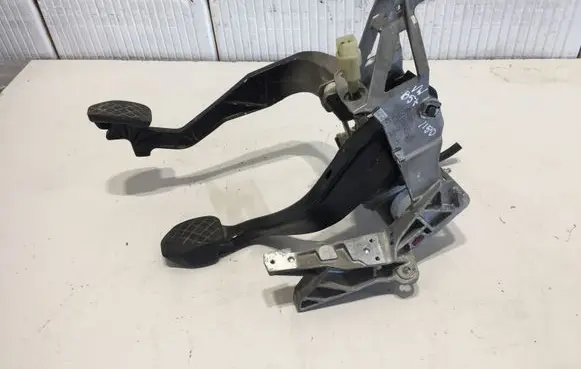 Volkswagen PASSAT B5.5 Pedal assembly 8D1721117K