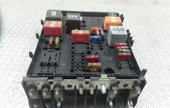 Volkswagen Touran I Fuse module 1K0937804B