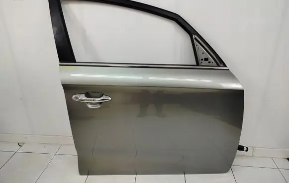 KIA Carens III Front door 