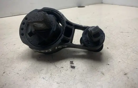 Alfa Romeo 159 Engine mount bracket 210396