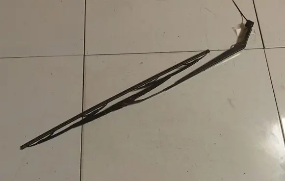 Toyota Avensis T250 Front wiper blade arm 6597