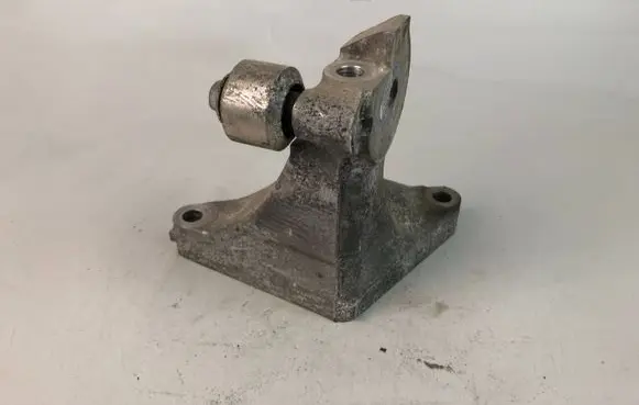 Subaru Outback (BS) Engine mounting bracket