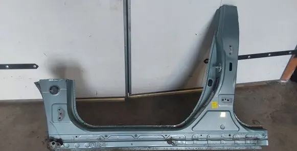 Toyota Prius (XW50) Front sill (body part) 