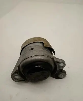Mercedes-Benz C W205 Engine mount bracket