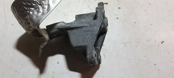 Engine mounting bracket