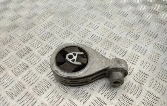 Nissan Qashqai Engine mount bracket