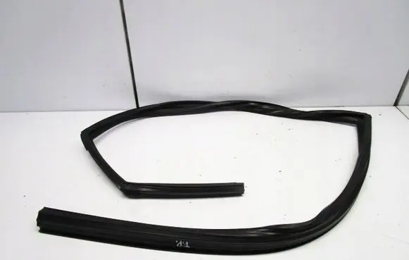Hyundai Tucson TL Rubber seal front coupe door window 