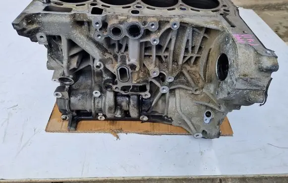 BMW 1 E82 E88 Engine block N47D20C 87617617