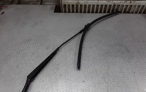 Volkswagen Touran I Windshield/front glass wiper blade 1T0955409A