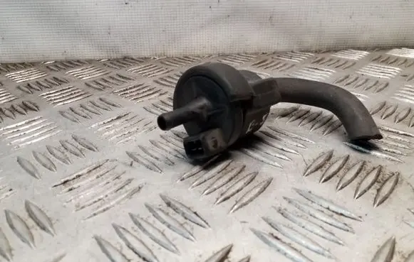 Volkswagen PASSAT B5 Valve vacuum 058133459