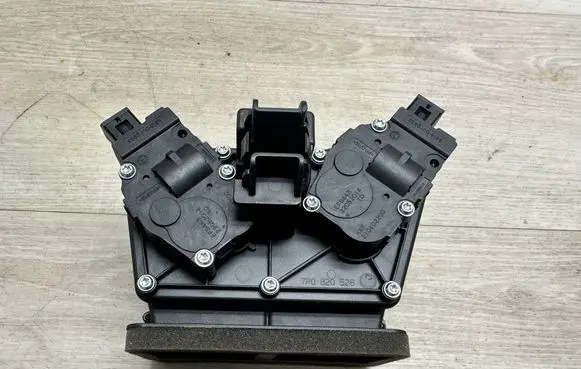 Porsche Cayenne (92A) A/C air flow flap actuator/motor 7P0820526 95857352600