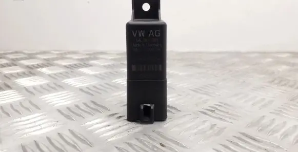 Audi A1 Glow plug pre-heat relay 04L907281
