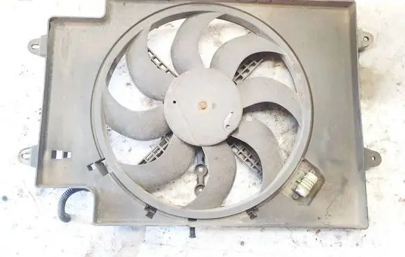 Radiator cooling fan shroud