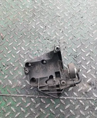 BMW 5 E60 E61 Engine mounting bracket 7786708