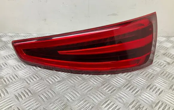 Tailgate rear/tail lights