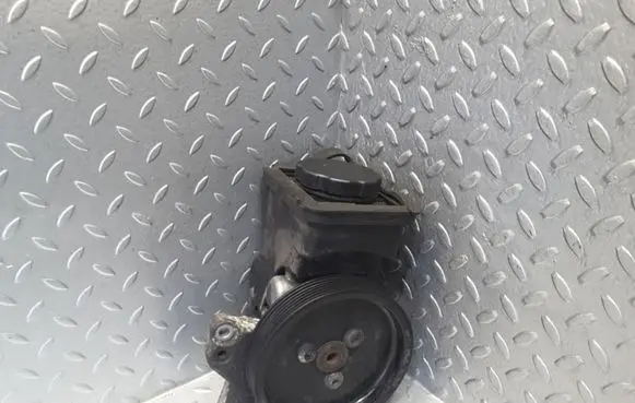 BMW 5 E60 E61 Power steering pump 7693974