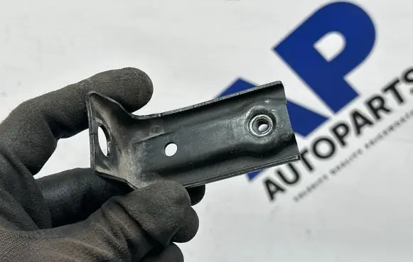 Headlight/headlamp mounting bracket