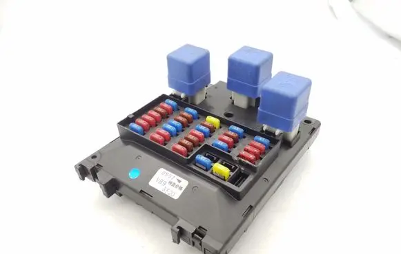 Nissan Patrol Y61 Power management control unit 0507VB93F20 3F182