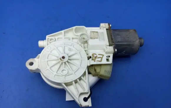 Mercedes-Benz C W204 Front door window regulator motor A2048200242 971132100 0711