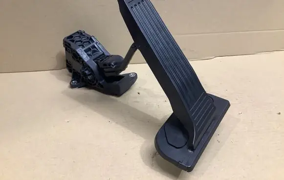 Accelerator throttle pedal