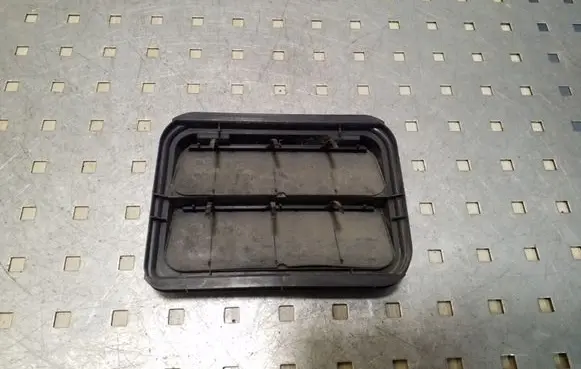 Quarter panel pressure vent