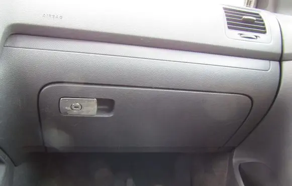 Volkswagen Golf IV Glove box 