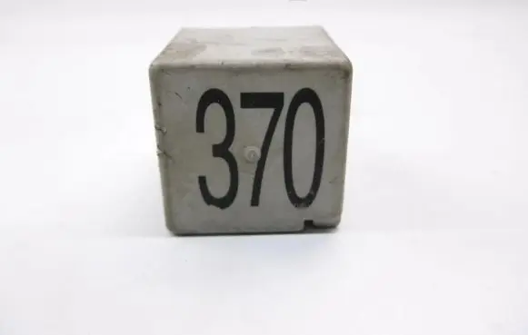 Volkswagen PASSAT B5 Other relay 8D0951253