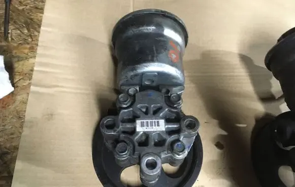 Toyota Avensis Verso Power steering pump 