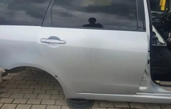 Mitsubishi Grandis Rear door
