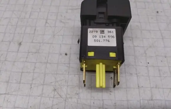 Opel Corsa C Windscreen/window heater switch 09134506