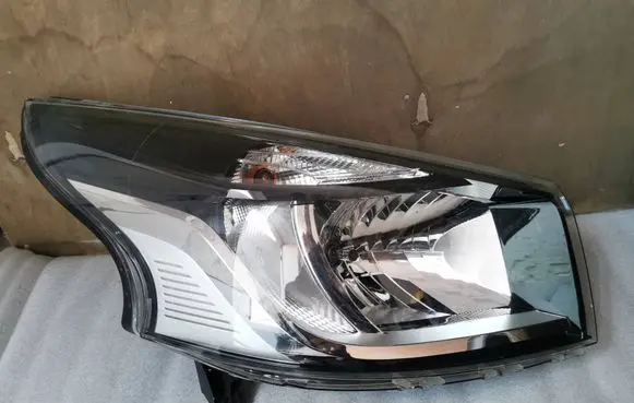 Renault Trafic III (X82) Headlight/headlamp 260101058R