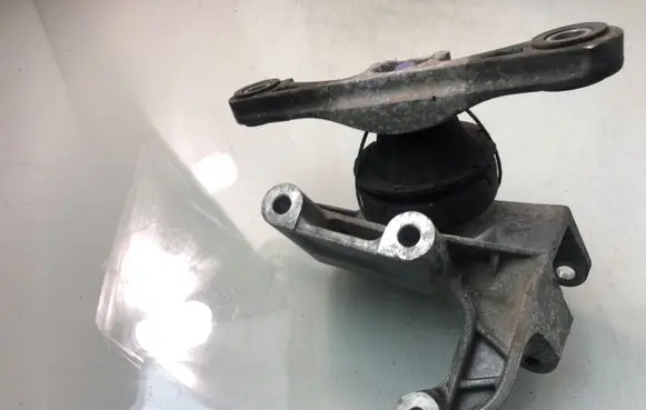 Volvo V40 Engine mounting bracket